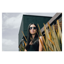 Cargar imagen en el visor de la galería, LENTES DE SOL T.HILFIGER OULOOK CORA PARA MUJER
