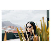 Cargar imagen en el visor de la galería, LENTES DE SOL T.HILFIGER OULOOK CORA PARA MUJER
