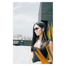 Cargar imagen en el visor de la galería, LENTES DE SOL T.HILFIGER OULOOK CORA PARA MUJER