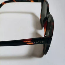 Cargar imagen en el visor de la galería, LENTES DE SOL PARA HOMBRE TOMMY HILFIGER X67155 OUTLOOK