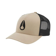 Cargar imagen en el visor de la galería, GORRA DE CAMIONERO CON ICONO DE NIXON COLOR CAQUI/NEGRO