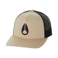 Cargar imagen en el visor de la galería, GORRA DE CAMIONERO CON ICONO DE NIXON COLOR CAQUI/NEGRO