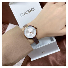 Cargar imagen en el visor de la galería, RELOJ PARA MUJER CASIO LTPE154MR-9ADF LTPE154MR-9ADF - ORO ROSA