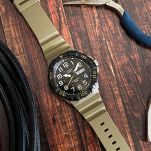 Cargar imagen en el visor de la galería, RELOJ DEPORTIVO PARA HOMBRE CASIO DEPORTIVO MRW-210H-5AVDF - VERDE