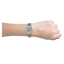 Cargar imagen en el visor de la galería, RELOJ CLÁSICO PARA MUJER CASIO VINTAGE LA680WEL-8A2DF - GRIS