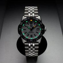 Cargar imagen en el visor de la galería, RELOJ PARA MUJER LUMINOX NAVY SEAL XS.3126M.1 - PLATEADO