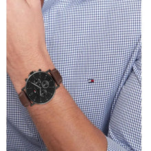 Cargar imagen en el visor de la galería, RELOJ CLÁSICO PARA HOMBRE TOMMY HILFIGER TYSON 1710704 - MARRÓN