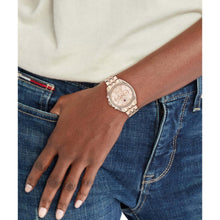Cargar imagen en el visor de la galería, RELOJ PARA MUJER TOMMY HILFIGER CARNATION GOLD STEEL 1782804 - ORO ROSA