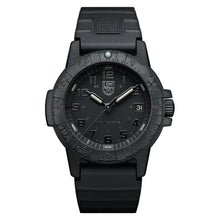 Cargar imagen en el visor de la galería, RELOJ DEPORTIVO PARA HOMBRE LUMINOX LEATHERBACK XS.0301.BO.L - NEGRO