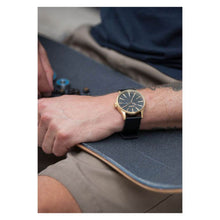 Cargar imagen en el visor de la galería, RELOJ CLÁSICO PARA HOMBRE NIXON SENTRY LEATHER A105-513 - NEGRO
