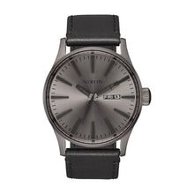 Cargar imagen en el visor de la galería, RELOJ CLÁSICO PARA HOMBRE NIXON SENTRY LEATHER A105-1531 - GRIS