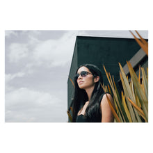 Cargar imagen en el visor de la galería, LENTES DE SOL T.HILFIGER OULOOK CORA PARA MUJER
