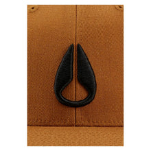 Cargar imagen en el visor de la galería, GORRAS NIXON DEEP DOWN FLEXFIT ATHLETIC FIT C1075 562-22 MARRÓN HOMBRE
