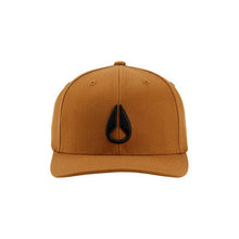 Cargar imagen en el visor de la galería, GORRAS NIXON DEEP DOWN FLEXFIT ATHLETIC FIT C1075 562-22 MARRÓN HOMBRE
