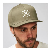 Cargar imagen en el visor de la galería, GORRA NIXON HOMBRE VERDE TALLA 24
