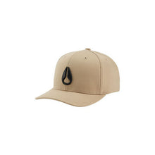 Cargar imagen en el visor de la galería, GORRA NIXON DEEP DOWN SNAPBACK COLOR CAQUI
