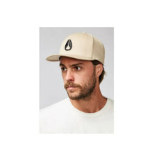 Cargar imagen en el visor de la galería, GORRA NIXON DEEP DOWN SNAPBACK COLOR CAQUI
