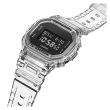 Cargar imagen en el visor de la galería, RELOJ DEPORTIVO PARA UNISEXO G-SHOCK G-SHOCK DW5600SKE-7DR - TRANSPARENTE
