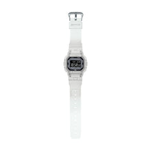 Cargar imagen en el visor de la galería, RELOJ DEPORTIVO PARA HOMBRE CASIO G-SHOCK DWB5600G-7DR - TRANSPARENTE
