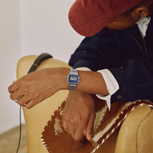 Cargar imagen en el visor de la galería, RELOJ  PARA UNISEXO CASIO ICONIC A158WEA-2DF - PLATEADO

