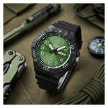 Cargar imagen en el visor de la galería, RELOJ DEPORTIVO PARA HOMBRE CASIO CARA VERDE MRW-210H-3BVDF - NEGRO
