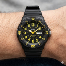 Cargar imagen en el visor de la galería, RELOJ DEPORTIVO PARA UNISEXO CASIO  MRW-200H-9BV - NEGRO
