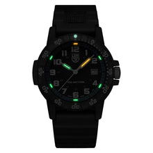 Cargar imagen en el visor de la galería, RELOJ DEPORTIVO PARA HOMBRE LUMINOX LEATHERBACK XS.0324 - NEGRO
