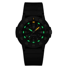 Cargar imagen en el visor de la galería, RELOJ DEPORTIVO PARA HOMBRE LUMINOX NAVY XS.3001.EVO.OR.S - NEGRO
