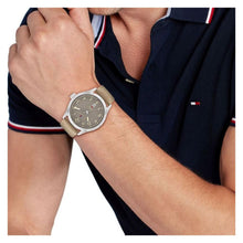 Cargar imagen en el visor de la galería, RELOJ  PARA HOMBRE TOMMY HILFIGER FORREST 1710561 - BEIGE
