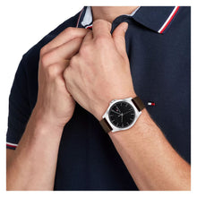 Cargar imagen en el visor de la galería, RELOJ CLÁSICO PARA HOMBRE TOMMY HILFIGER  1710601 - MARRÓN
