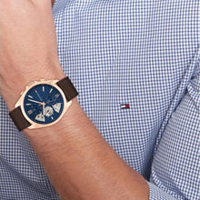 Cargar imagen en el visor de la galería, RELOJ CLÁSICO PARA HOMBRE TOMMY HILFIGER BAKER 1710645 - MARRÓN
