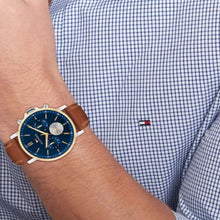 Cargar imagen en el visor de la galería, RELOJ CLÁSICO PARA HOMBRE TOMMY HILFIGER TYSON 1710703 - MARRÓN
