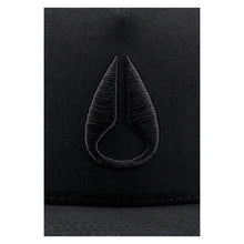 Cargar imagen en el visor de la galería, GORRAS NIXON ICONED TRUCKER HAT C1862 004-00 NEGRO HOMBRE
