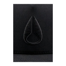 Cargar imagen en el visor de la galería, GORRAS NIXON ICONED TRUCKER HAT C1862 004-00 NEGRO HOMBRE
