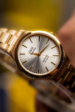 Cargar imagen en el visor de la galería, RELOJ  PARA MUJER Q&amp;Q SUPERIOR S279J001Y - DORADO
