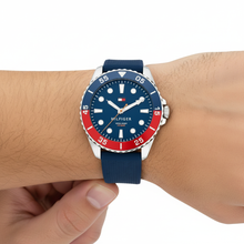 Cargar imagen en el visor de la galería, Tommy Hilfiger Oceanic 1792200 - Lifestyle con mano
